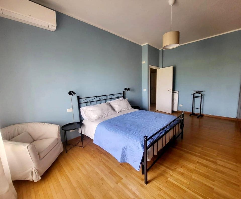 Bed, Photo of the whole room, Bedroom, air conditioner