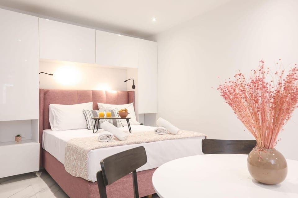 Bed, Photo of the whole room, Bedroom, towels