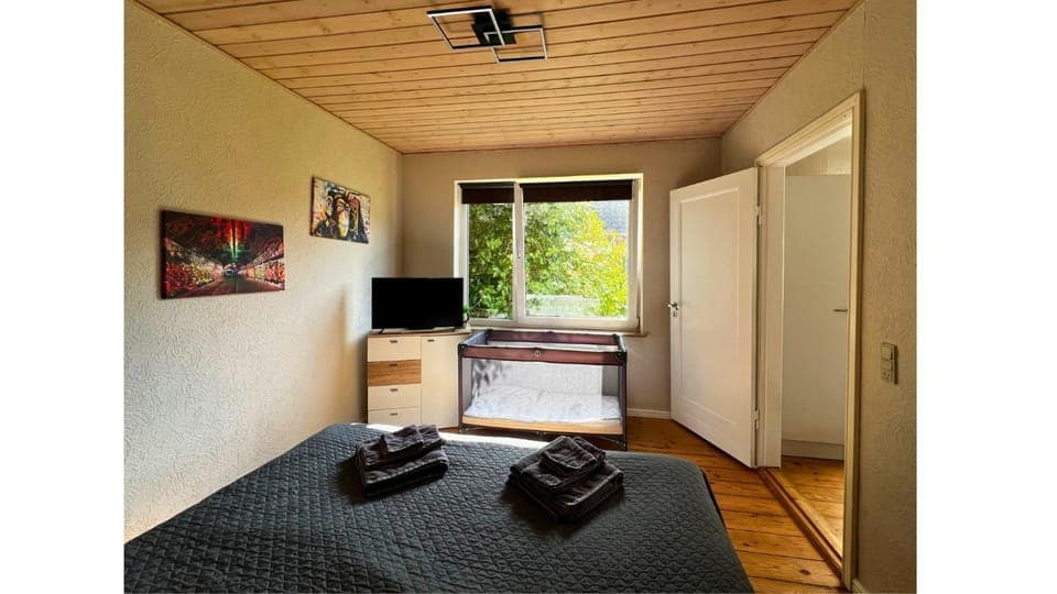 Bed, TV and multimedia, Bedroom