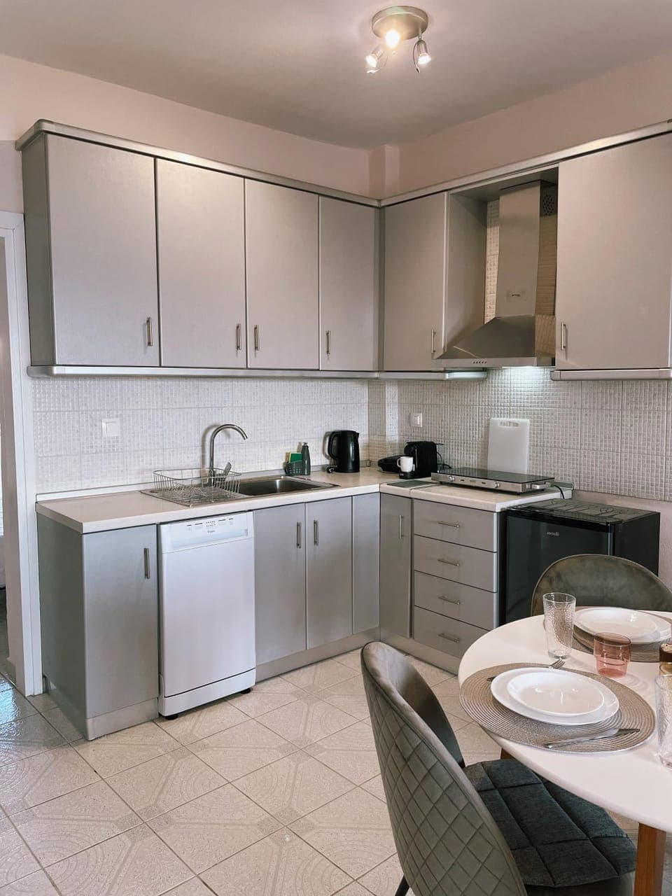 Coffee/tea facilities, Kitchen or kitchenette, Dining area