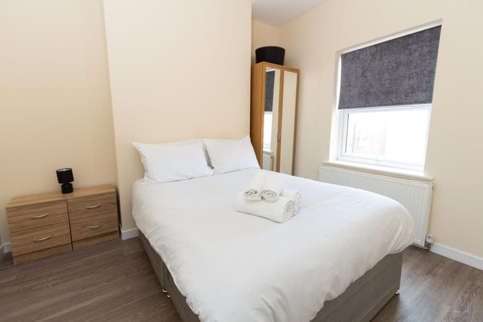 Bed, Photo of the whole room, Bedroom, towels