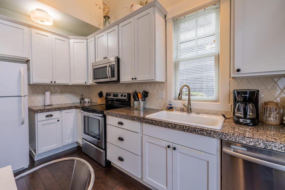 Kitchen or kitchenette, oven