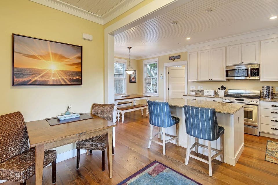 Kitchen or kitchenette, Living room, Seating area, Dining area, dishwasher, oven, pet friendly, stove, toaster