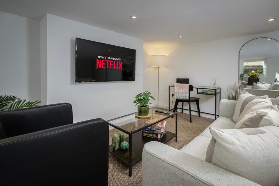 TV and multimedia, Living room, Seating area, Evening entertainment