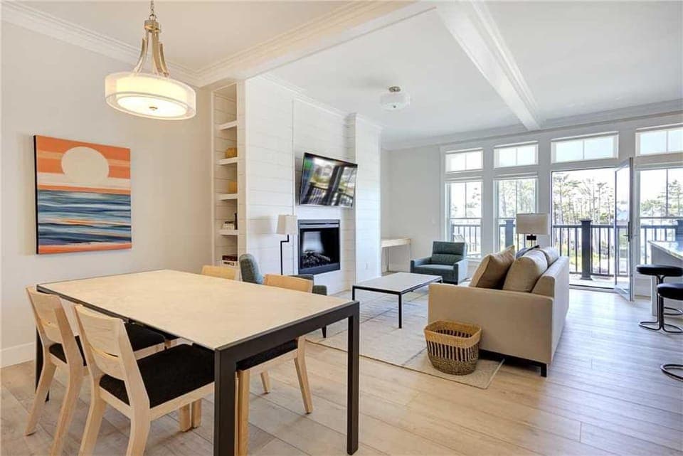 TV and multimedia, Living room, Seating area, Dining area