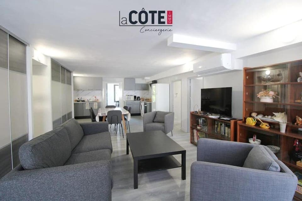 Communal lounge/ TV room, TV and multimedia, Kitchen or kitchenette, Living room, Seating area, Dining area, oven