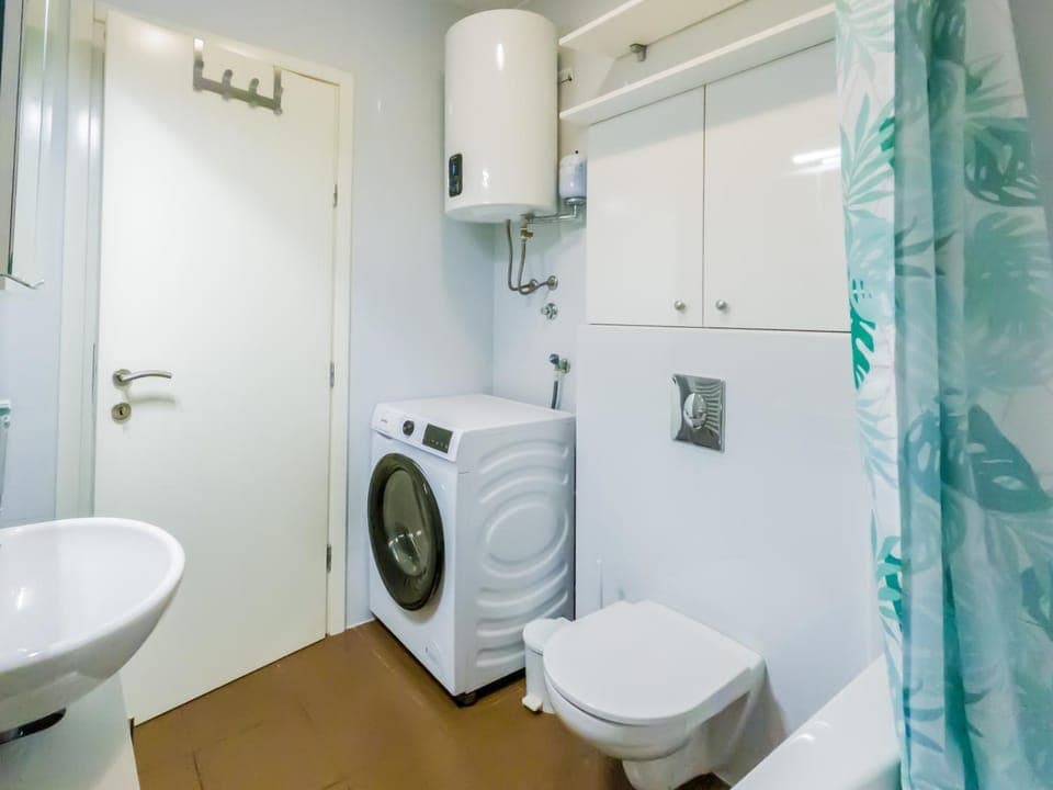 Shower, Toilet, Bathroom, towels, washing machine