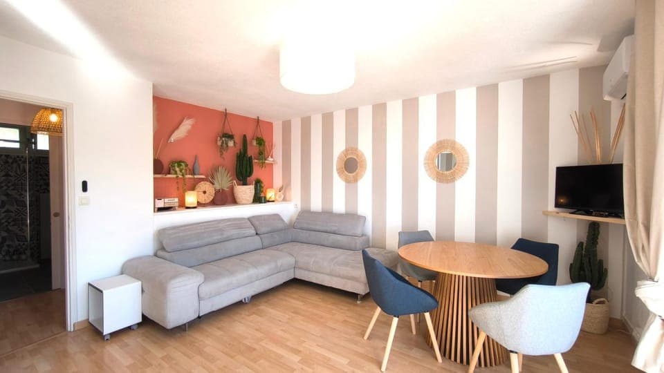 Communal lounge/ TV room, TV and multimedia, Living room, Seating area, Dining area, Evening entertainment