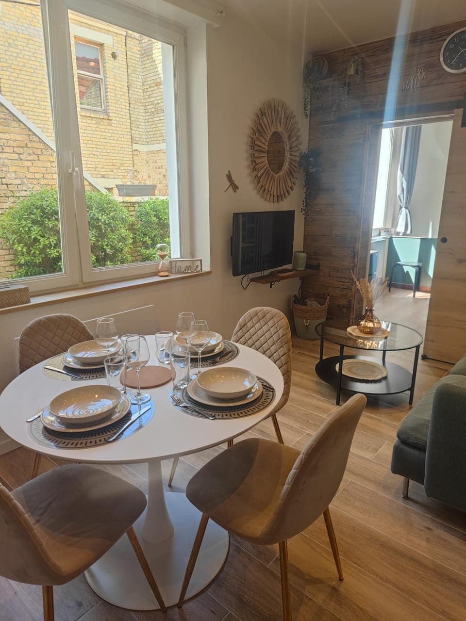 TV and multimedia, Living room, Seating area, Dining area