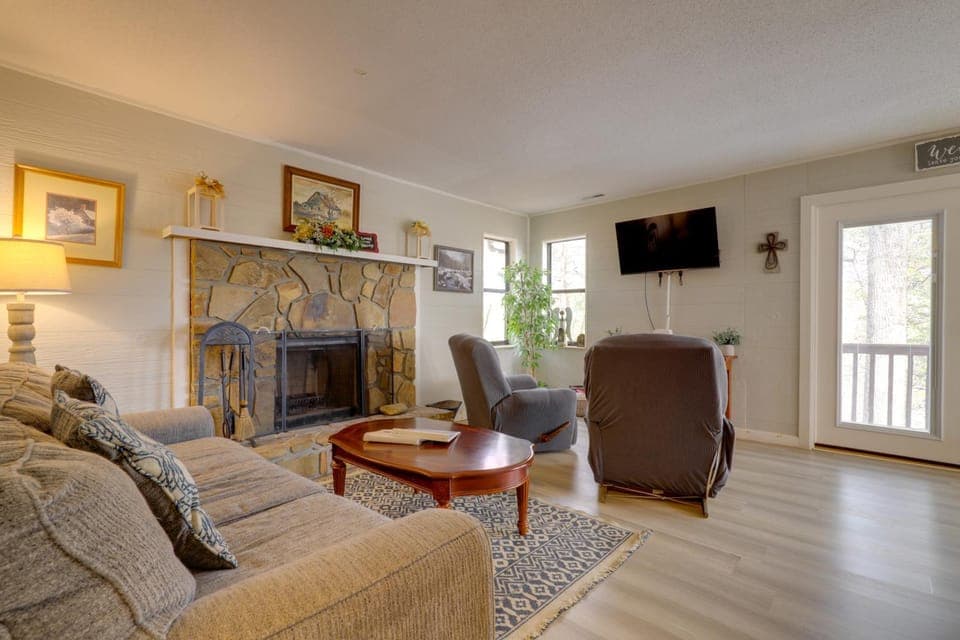 Pool Access & Smoky Mtn Views: Couple's Getaway House in Pigeon Forge