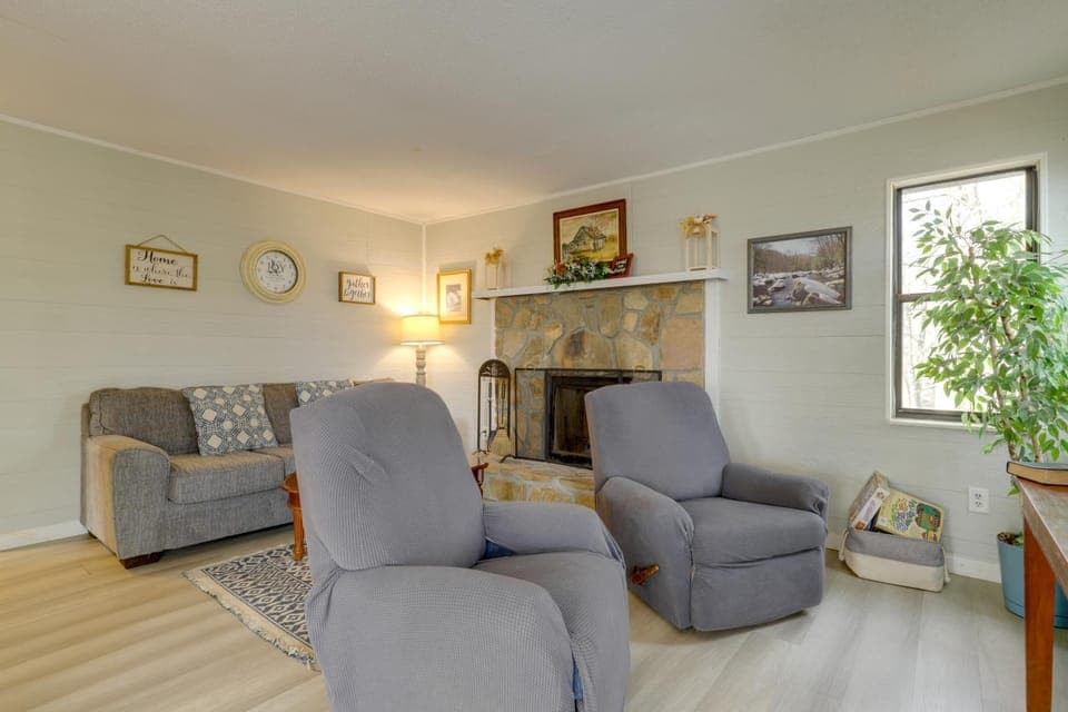 Pool Access & Smoky Mtn Views: Couple's Getaway House in Pigeon Forge