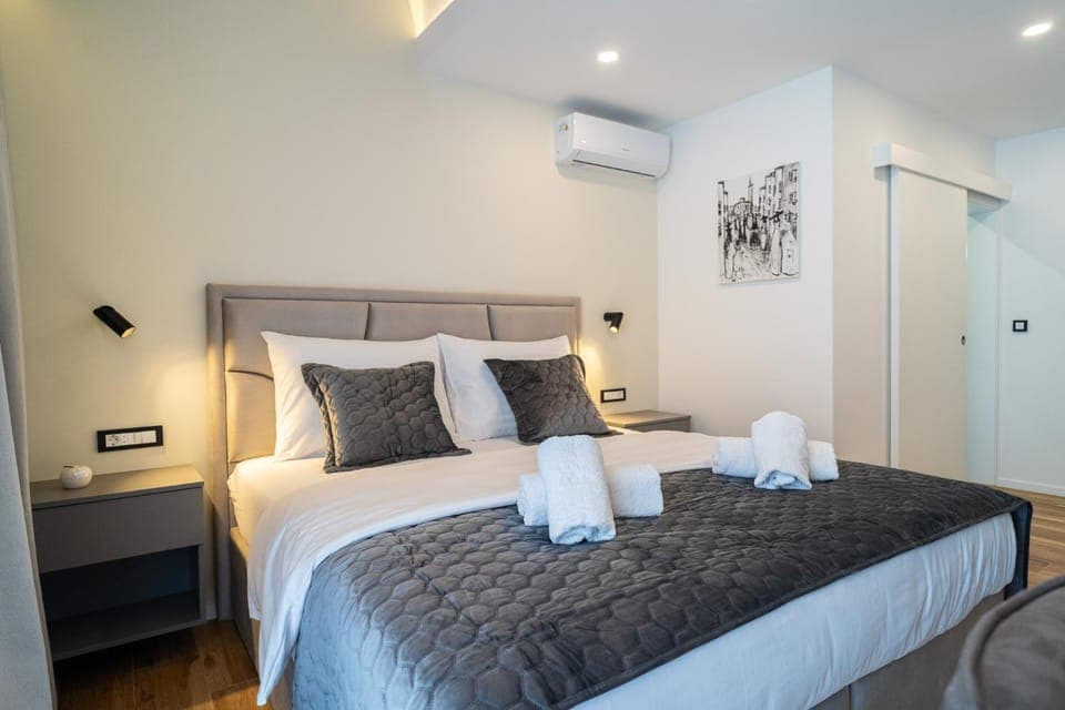 Bed, Photo of the whole room