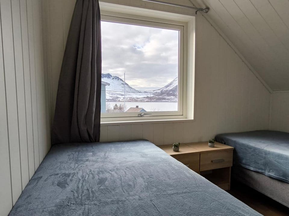 Bedroom, Mountain view