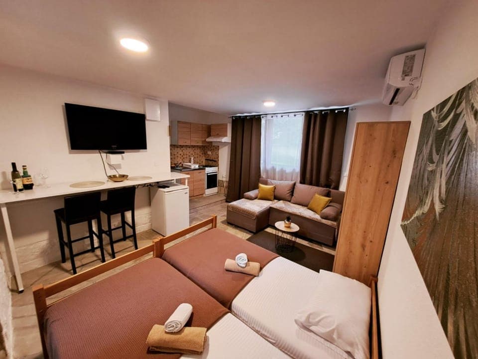 Bed, TV and multimedia, Living room, Photo of the whole room, Seating area, Bedroom, towels, air conditioner