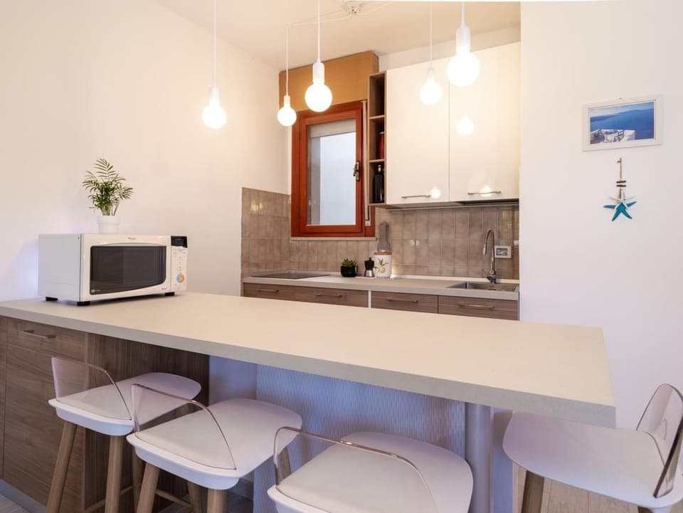 Kitchen or kitchenette, Dining area, minibar, stove