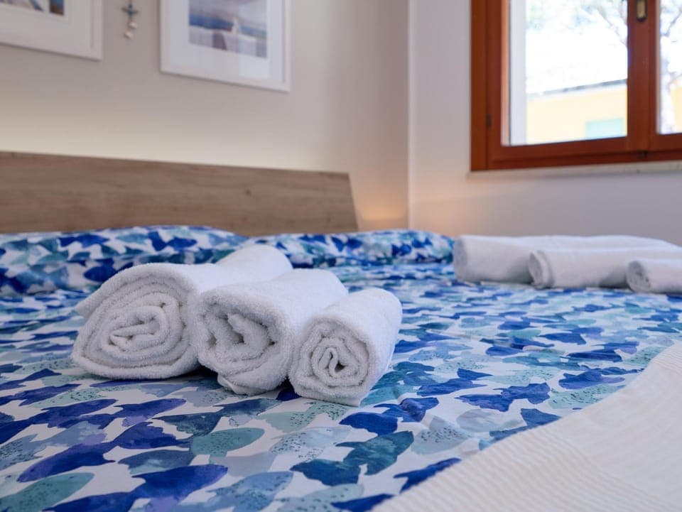 Bed, Photo of the whole room, Bedroom, towels