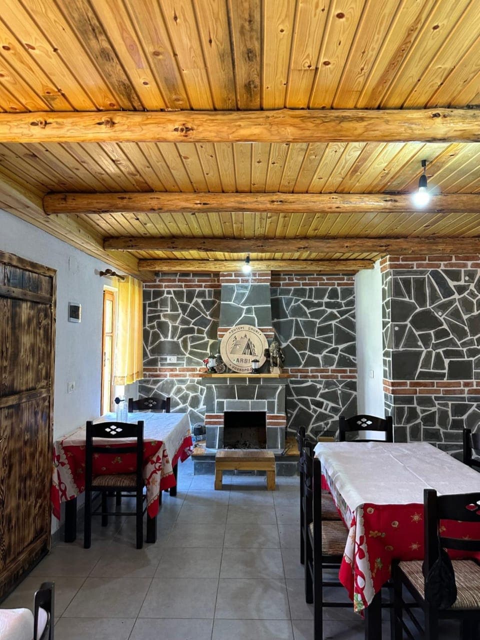 Restaurant/places to eat, Banquet/Function facilities, Dining area