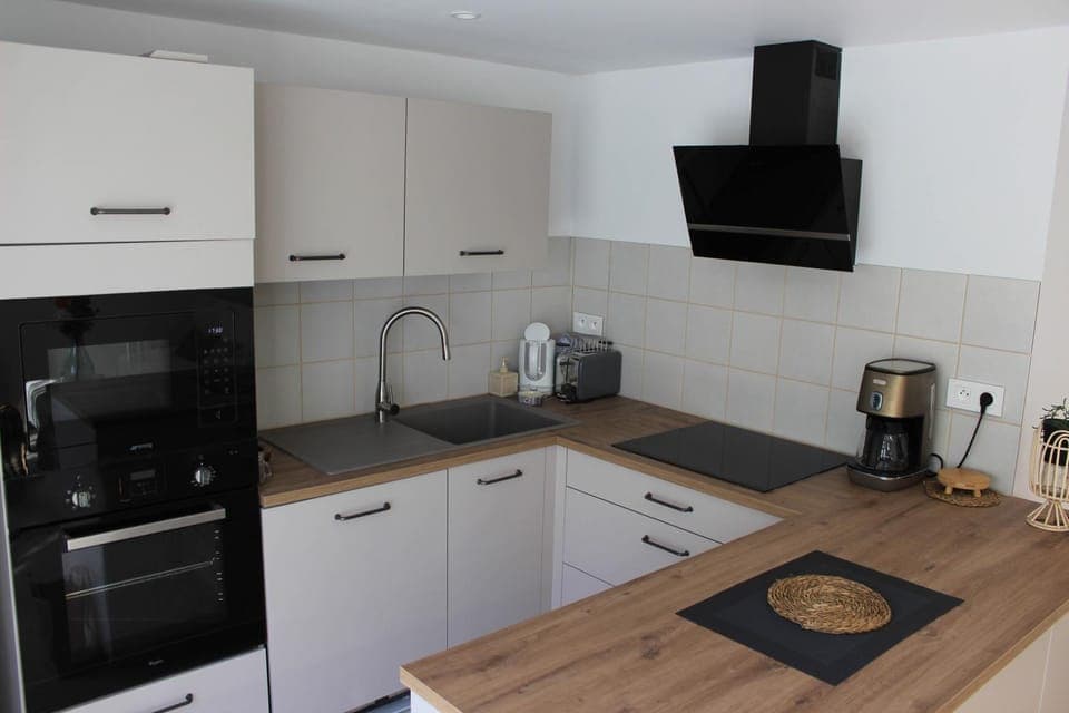 Coffee/tea facilities, Kitchen or kitchenette, dishwasher, oven, stove, toaster, kitchen