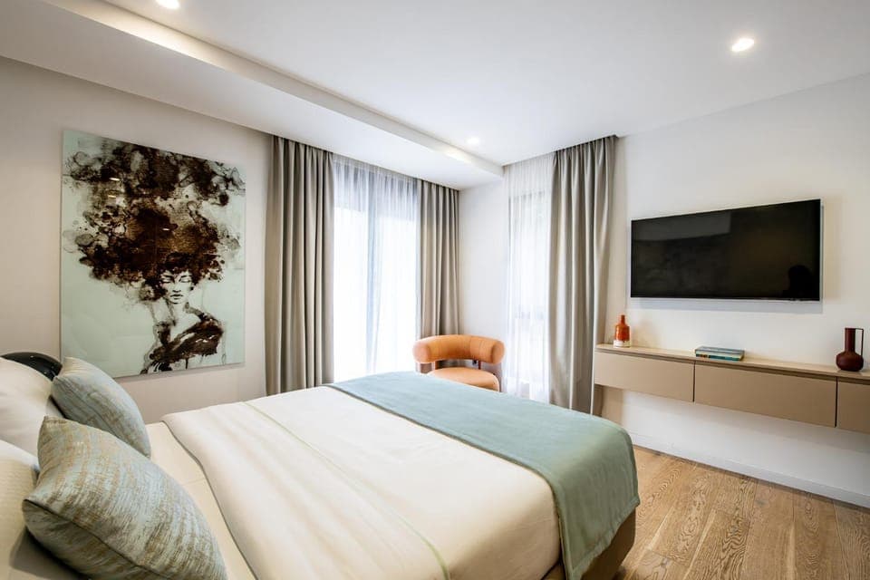 Bed, TV and multimedia, Photo of the whole room, Bedroom