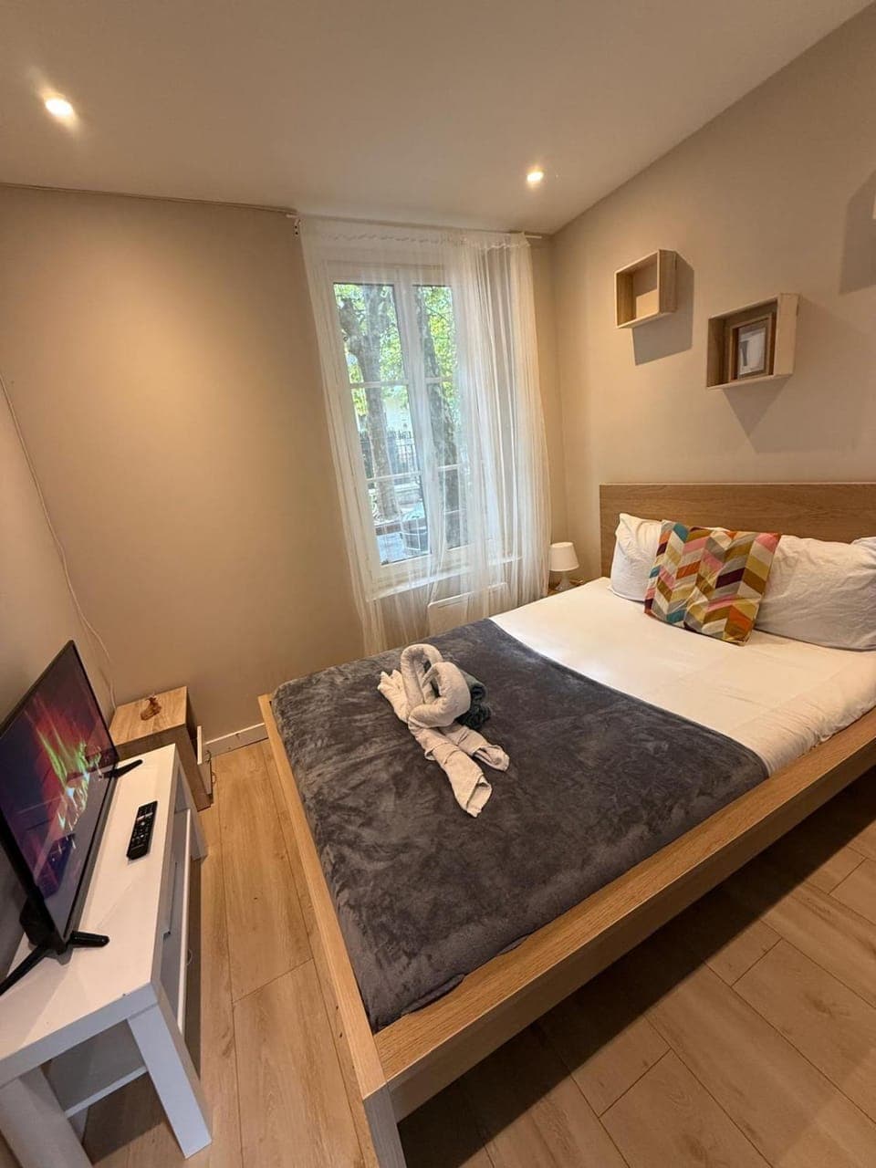 Photo of the whole room, Bedroom