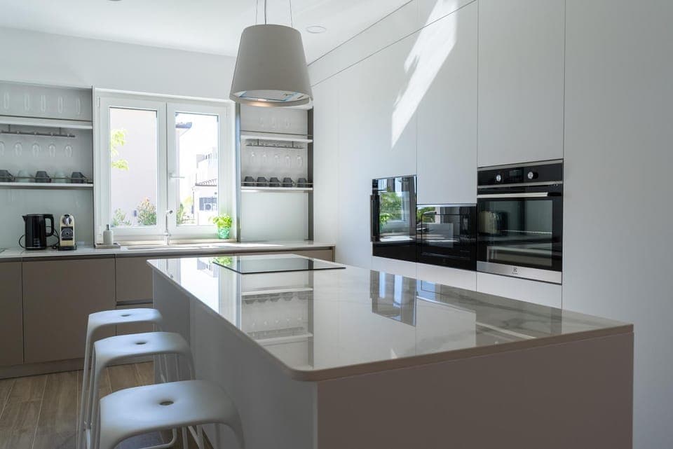 Coffee/tea facilities, Kitchen or kitchenette, dishwasher, oven, stove