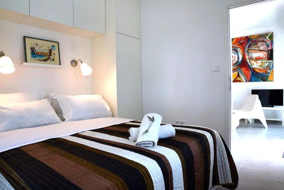 Bed, Bedroom, towels