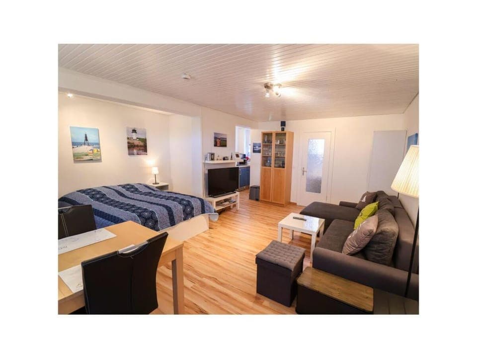 Bed, TV and multimedia, Living room, Photo of the whole room, Seating area