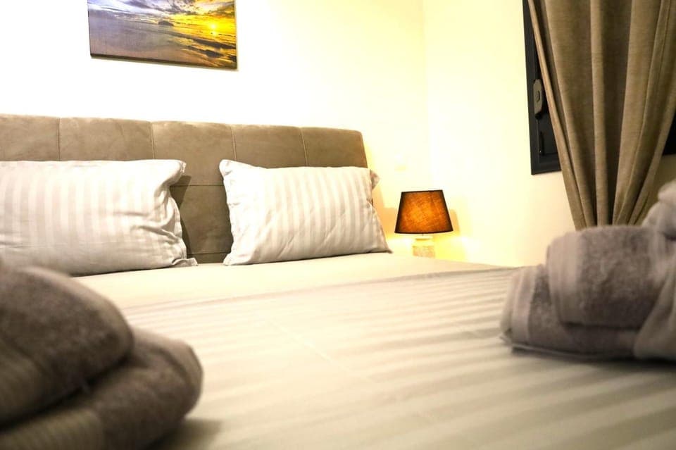 Bed, TV and multimedia, Bedroom, City view, Sunrise, flat iron, heating, internet, wardrobe, air conditioner