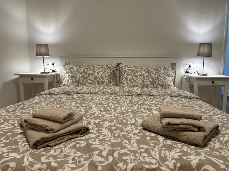 Bed, Bedroom, towels