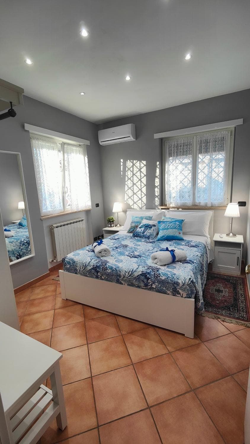 Photo of the whole room, Bedroom, towels