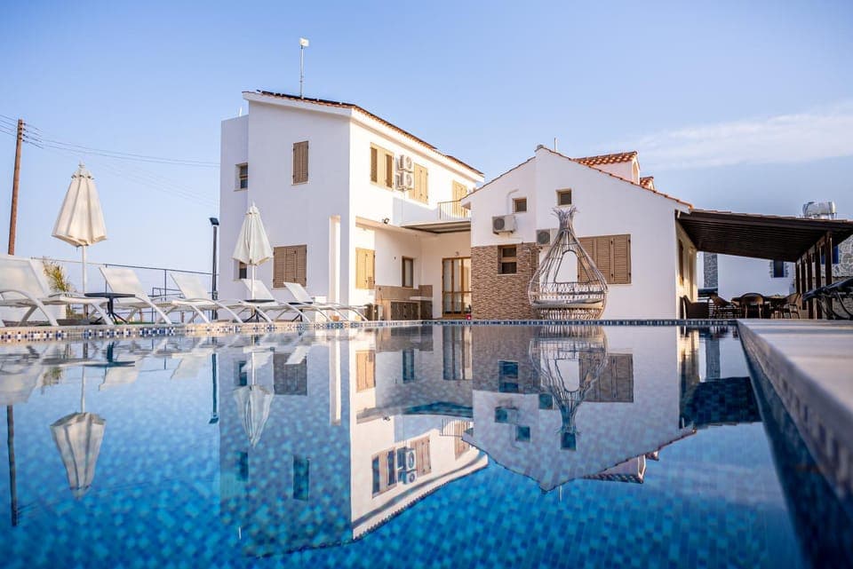 Property building, Day, Pool view, Swimming pool, sunbed