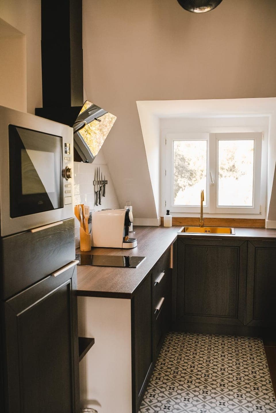 Coffee/tea facilities, Kitchen or kitchenette, Garden view, microwave, stove