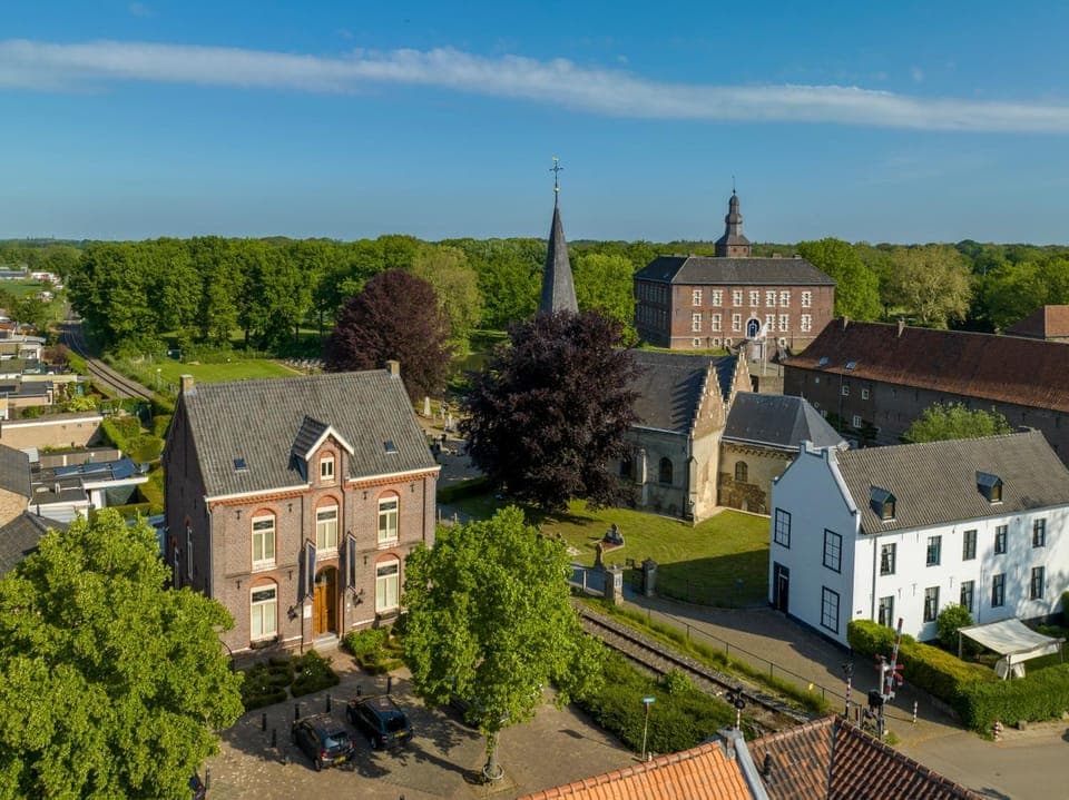 Property building, Neighbourhood, Landmark view, Location