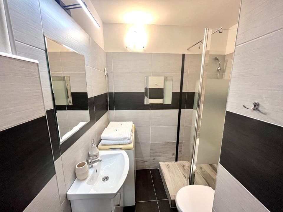 Shower, Toilet, Bathroom, towels