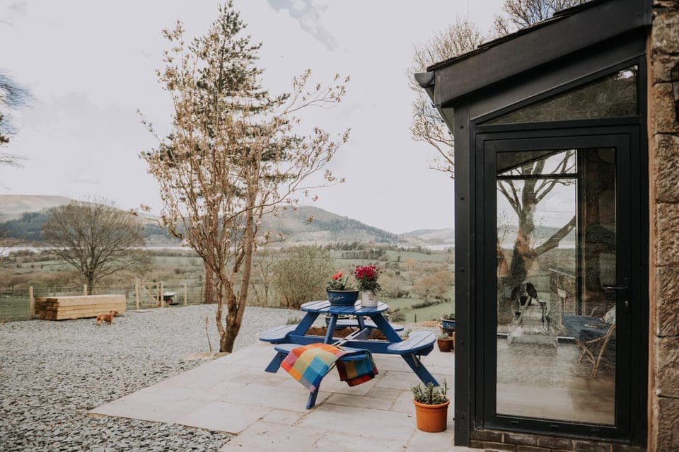 Facade/entrance, View (from property/room), Lake view, Mountain view