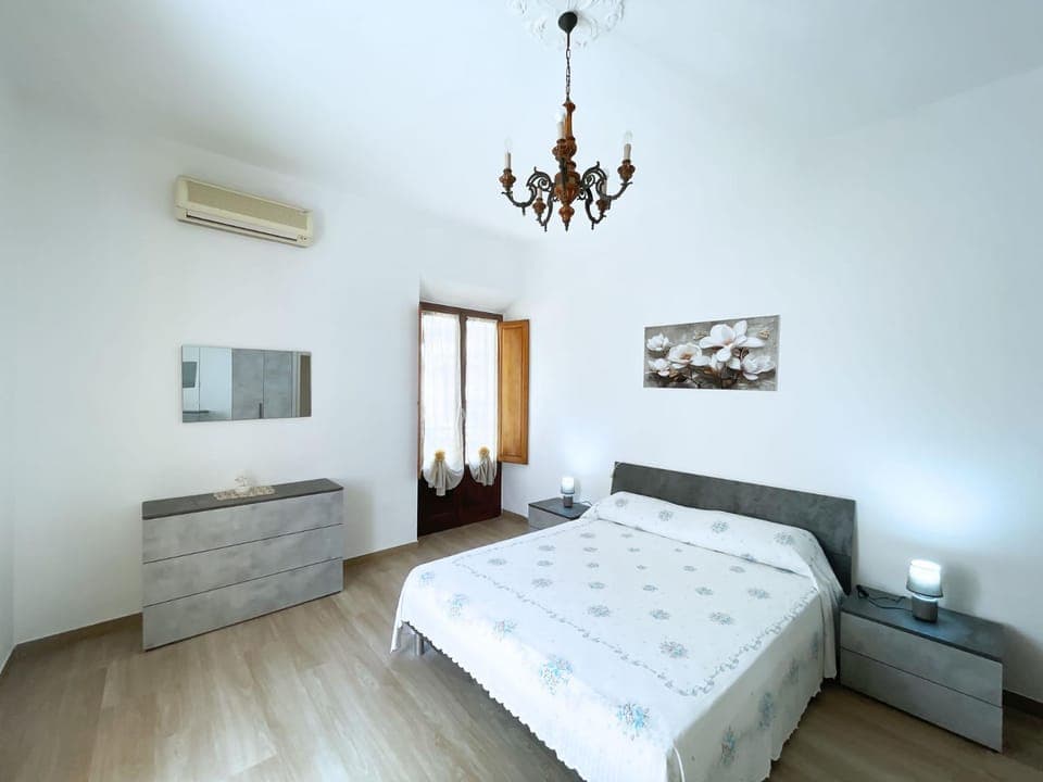 Bed, Photo of the whole room, Bedroom, air conditioner