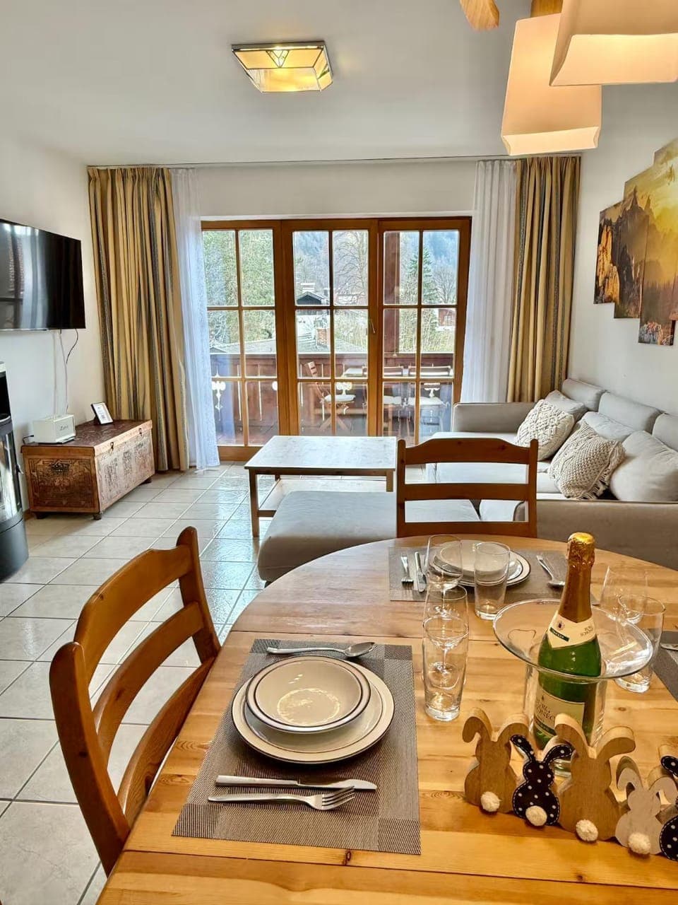 TV and multimedia, Living room, Seating area, Dining area