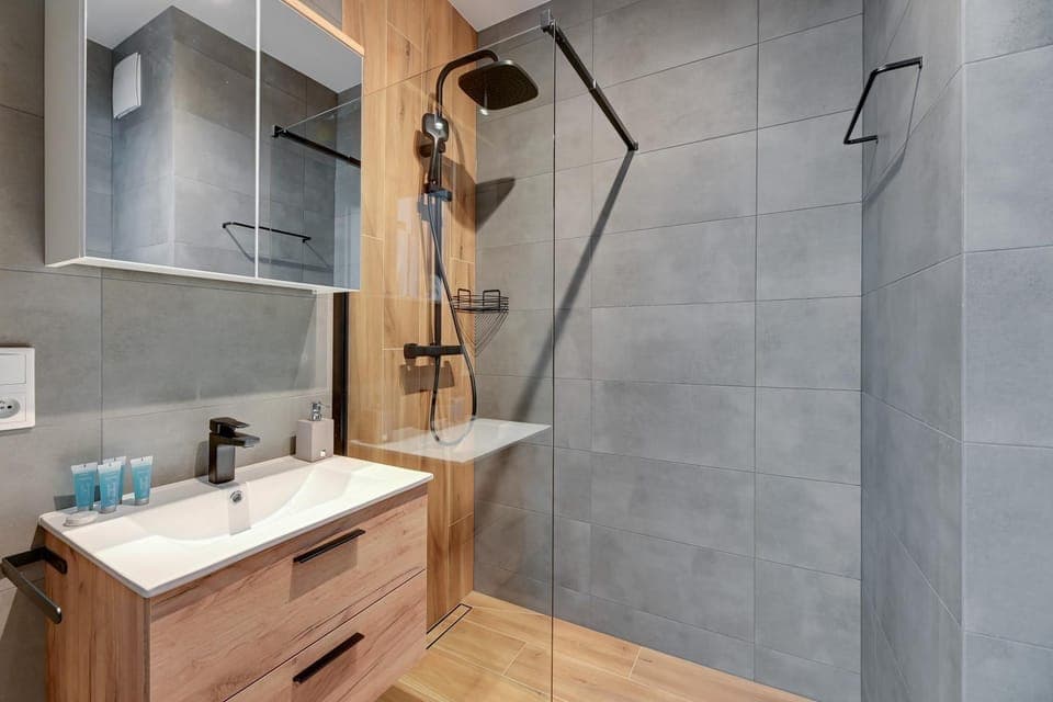 Shower, Bathroom, towels