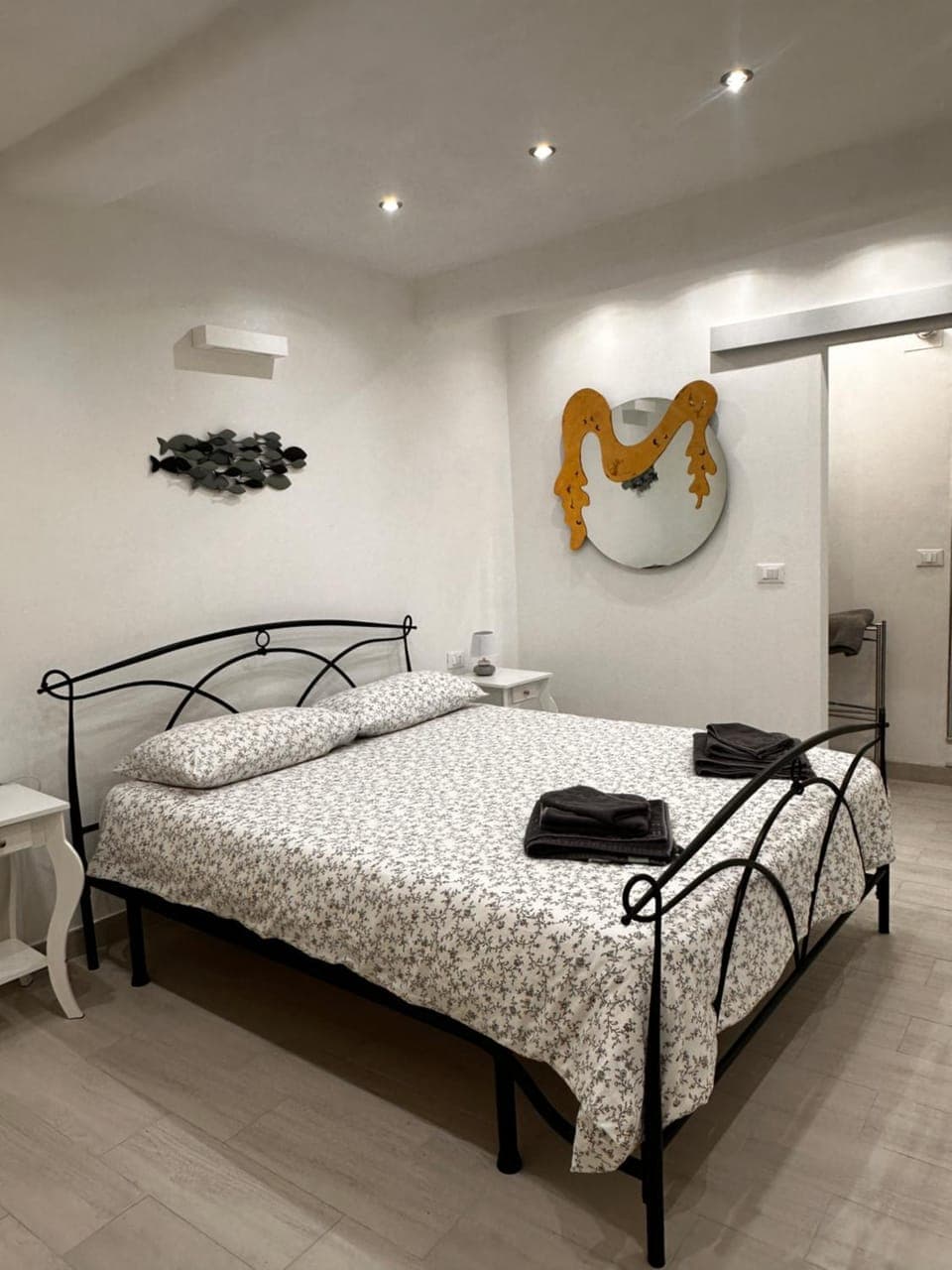 Bed, Bedroom, towels