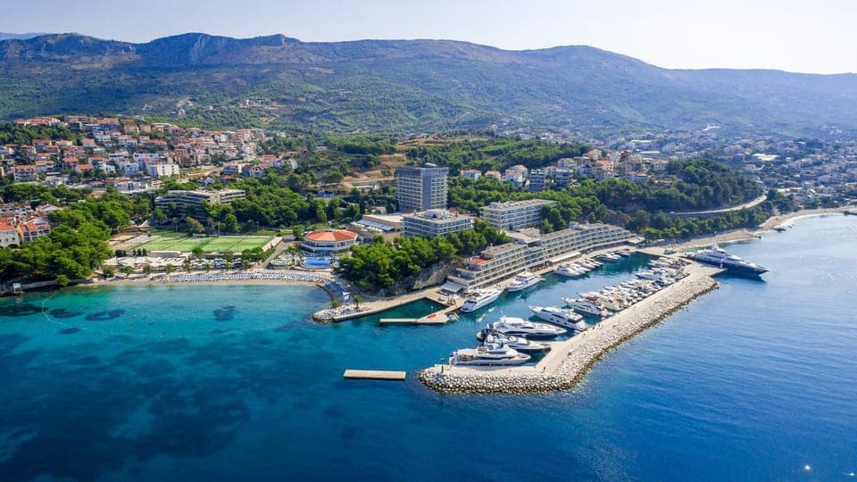Nearby landmark, Beach, On site, Location
