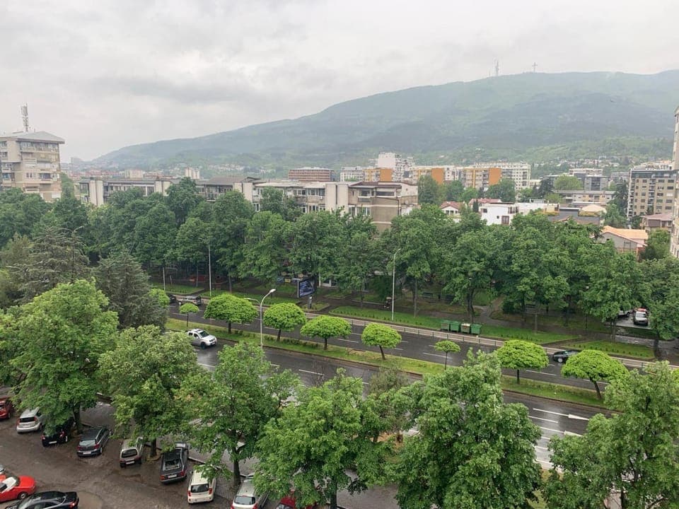 Property building, Spring, Day, Neighbourhood, Natural landscape, Bird's eye view, City view, Mountain view, Street view, Location, Parking