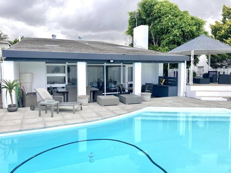 Property building, Patio, Day, Pool view, Swimming pool, sunbed