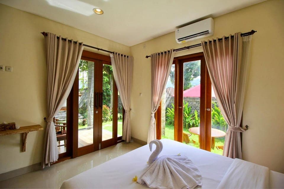 Bed, Natural landscape, Garden, Photo of the whole room, Bedroom, Garden view, air conditioner