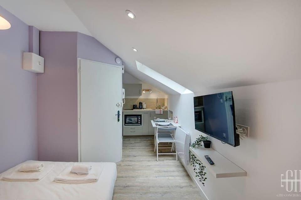 Bed, TV and multimedia, Kitchen or kitchenette, Photo of the whole room, towels