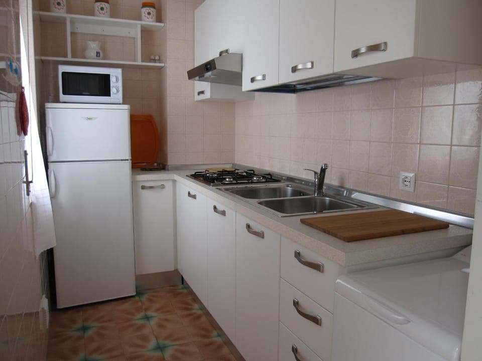 Kitchen or kitchenette, minibar, stove