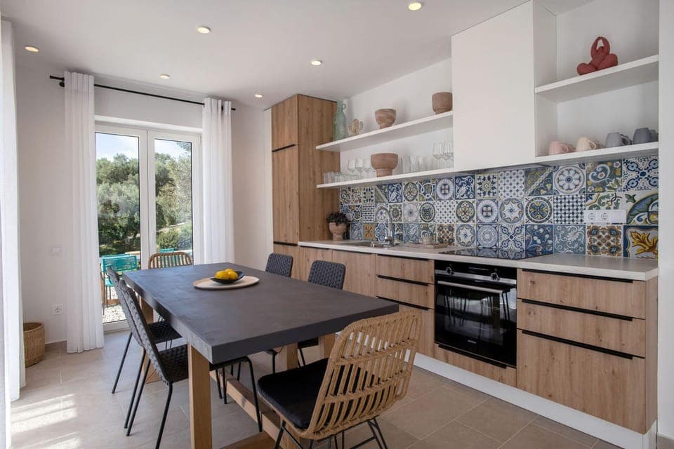 Kitchen or kitchenette, Dining area, pet friendly, stove