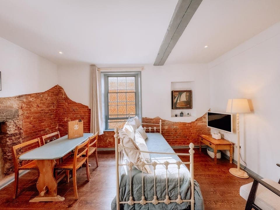 Bed, TV and multimedia, Living room, Seating area, Dining area, fireplace