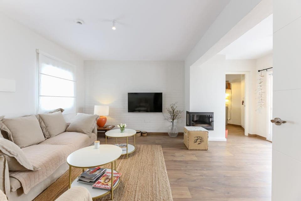 TV and multimedia, Living room, Seating area, Dining area, air conditioner