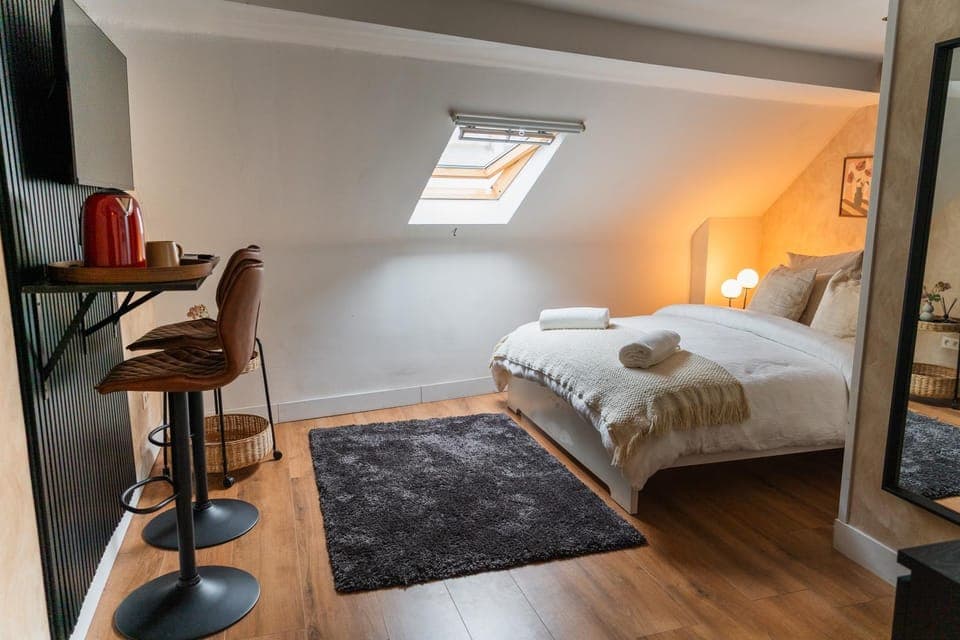 Bed, TV and multimedia, Bedroom, towels