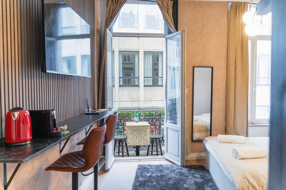 Seating area, Bedroom